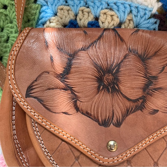 Vintage tooled leather crossbody bag with flower design and adjustable strap - Picture 8 of 9